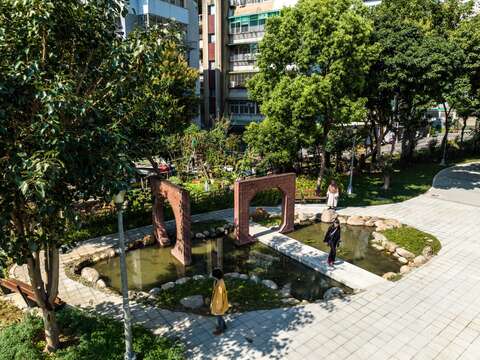 營造自然生態的景觀水池(圖片來源：臺北市政府工務局公園路燈工程管理處)