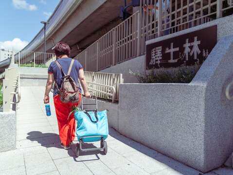 新設無障礙坡道串聯至公車站，提升便利性、舒適性。(圖片來源：臺北市政府工務局公園路燈工程管理處)