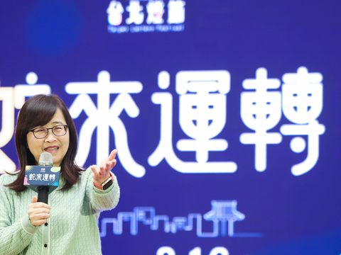 臺北市副市長林奕華介紹2025台北燈節「蛇來運轉」。(圖片來源:臺北市政府觀光傳播局)