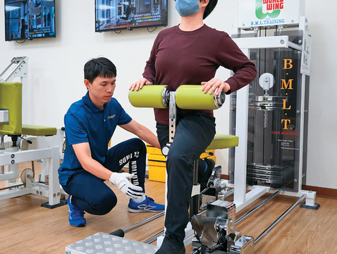 台北市信義運動中心引進「初動負荷訓練器材」,民眾可利用器材伸展骨盆、髖關節及周邊的肌肉。(圖/台北市信義運動中心)