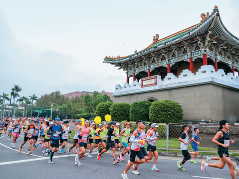 參與台北馬拉松的選手沿著街道體驗台北城市風光。(圖/中華民國路跑協會)