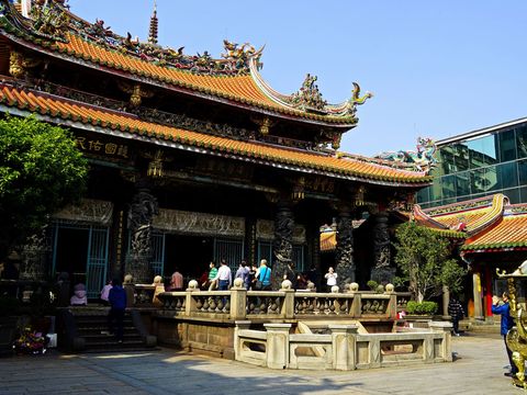 新年到龍山寺祈福，還可順遊剝皮寮及龍山文創基地，滿足身心靈(圖片來源：臺北市政府觀光傳播局)