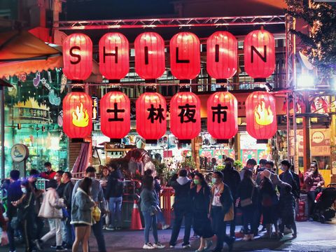 士林夜市匯集各式美食與店家，為臺北經典夜市之一(圖片來源：臺北市政府觀光傳播局)