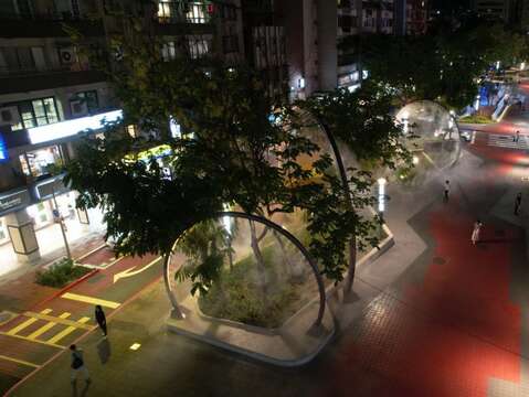 瑠公綠廊夜間水霧圓環(圖片來源：臺北市政府工務局新建工程處)