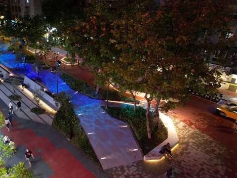 瑠公綠廊夜間水波紋燈(圖片來源：臺北市政府工務局新建工程處)