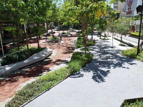 瑠公綠廊中央廊道(圖片來源：臺北市政府工務局新建工程處)