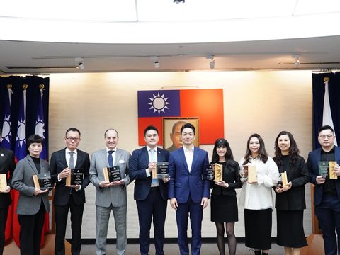 團體組獲獎旅館與蔣萬安市長合影(圖片來源：臺北市政府觀光傳播局)