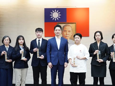 個人組-基層員工組與蔣萬安市長合影(圖片來源：臺北市政府觀光傳播局)