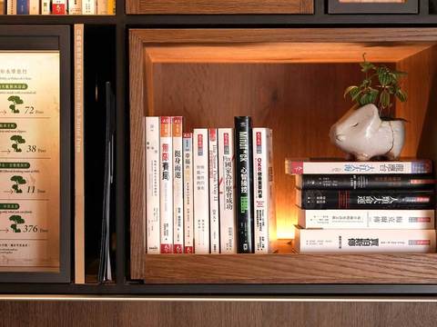 「台北君品大酒店」於櫃台旁設置永續書櫃(圖片來源：臺北市政府觀光傳播局)