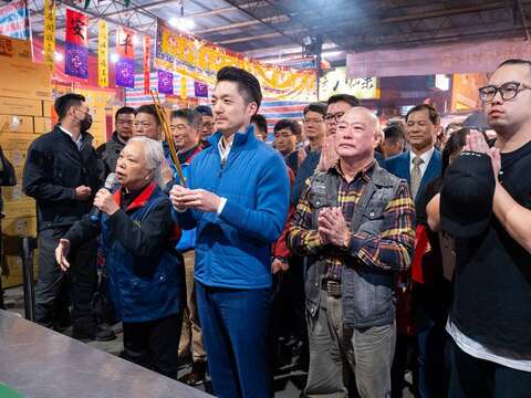 長官貴賓於霞海城隍廟上香祈福(圖片來源：臺北市商業處)