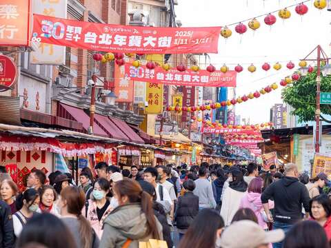 迪化街年貨大街遊逛人潮(圖片來源：臺北市商業處)