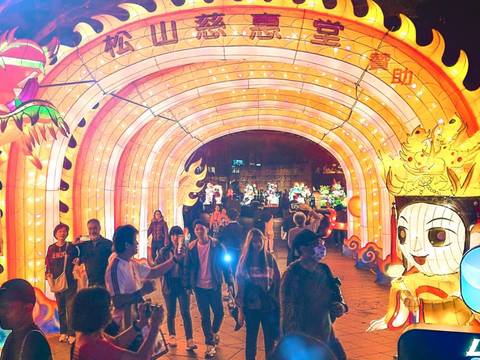 春節期間白天賞花、夜晚賞燈，為9天連假放鬆好去處 （圖由松山慈惠堂提供）
