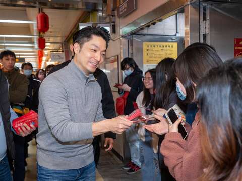 蔣萬安市長於台北地下街走街拜年與民眾共享年節氛圍(圖片來源：臺北市商業處)