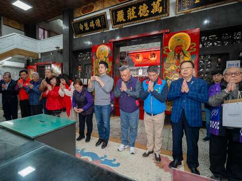 蔣萬安市長於普濟寺上香祈福(圖片來源：臺北市商業處)