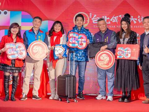 蔣萬安市長與凍齡美人林葉亭及嘉賓於太原廣場大合照(圖片來源：臺北市商業處)