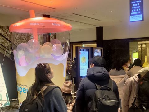 在大阪難波高島屋展出的珍珠奶茶燈燈飾在籌備期間引發極高詢問度。(圖片來源:臺北市政府觀光傳播局)