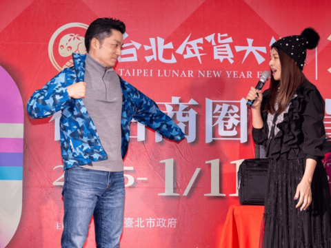 蔣萬安市長與凍齡美人林葉亭身著後站、華陰街商圈精美衣物，穿出新時尚(圖片來源：臺北市商業處)