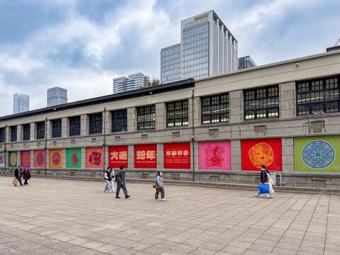 松菸文創大街的15幅「蛇燦蓮花」剪紙窗框(照片為松山文創園區提供)
