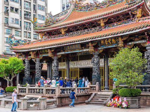 艋舺龍山寺參拜民眾眾多(圖片來源：臺北市政府觀光傳播局)