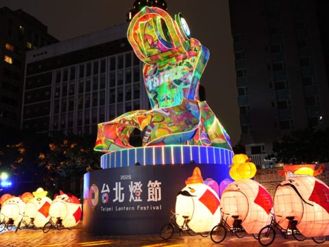主燈「福蛇豆豆」旁的「六小福」元宵湯圓，以不同吉祥福氣餡料帶給市民團圓美滿的佳節祝福。(圖片來源：臺北市政府觀光傳播局)