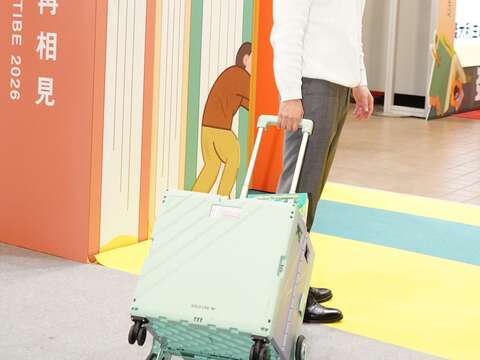 市長拉著購入的書籍滿載而歸(圖片來源：臺北市政府文化局)