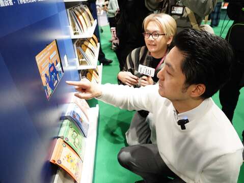 參觀童書主題館，並體驗AI客製化書單(圖片來源：臺北市政府文化局)