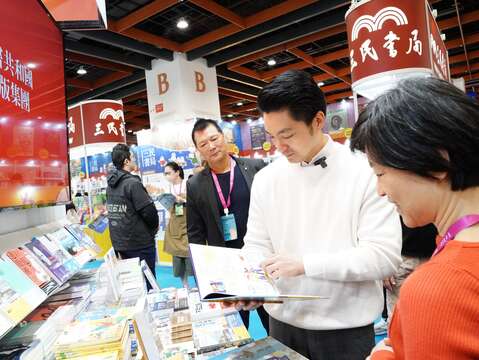 於讀書共和國參觀購書(圖片來源：臺北市政府文化局)