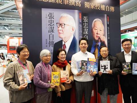 於遠見天下參觀購書(圖片來源：臺北市政府文化局)