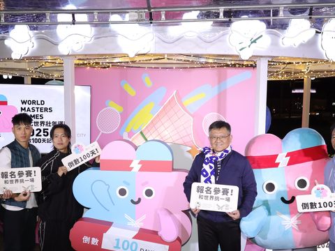 觀傳局專委沈永華（左一）、教練吳建辰（左二）、「玖壹壹」洋蔥（左三）、世壯運執委會執行長林哲宏（右二）、世壯運執辦主任張勝傑（右一）與吉祥物「壯寶」一同宣布賽會正式倒數100天。(圖片來源：臺北市政府觀光傳播局)