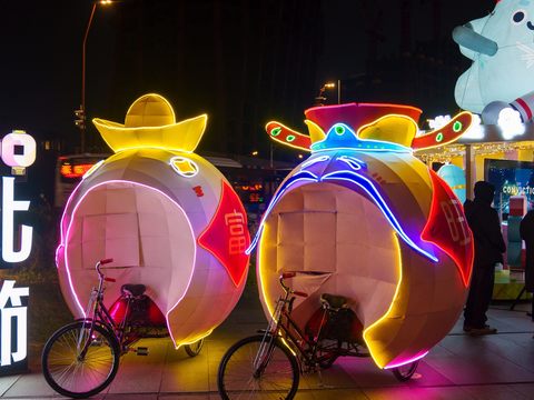 「活力壯寶」燈飾展現臺北運動城市的熱情與活力，於台北燈節北門展區展出至2月16日。(圖片來源：臺北市政府觀光傳播局)