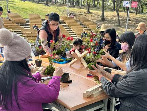 2024台北杜鵑花季植感生活教室帶領學員一同運用杜鵑盆栽動手玩創意