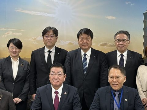 日本秋田縣大仙市市長老松博行一行人來臺與臺北市觀傳局進行拜會交流。（第一排左二為日本秋田縣大仙市市長老松博行、左一為大仙市議會議長古谷武美、第一排右二為臺北市觀傳局局長王秋冬、右一為台灣旅遊交流協會執委會主委賴瑟珍）(圖片來源：臺北市政府觀光傳播局)