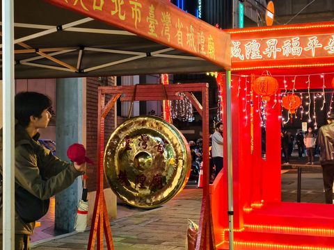 臺灣省城隍廟打造「祈城隍昇福平安橋」，敲金鑼過橋象徵祈福平安，也寓意跨越困難，迎接新的好運，獲得神明庇佑。(圖片來源：臺北市政府觀光傳播局)
