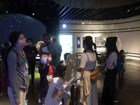 活動中透過星座展示和星象解說來認識星座！(圖片來源：臺北市立天文科學教育館)