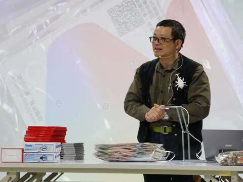 臺灣國際級紙雕大師－洪新富老師(圖片來源：臺北市政府青年局)