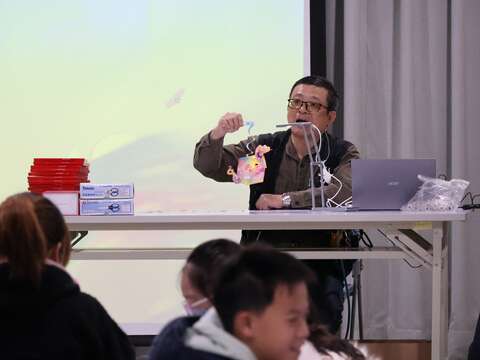 洪新富老師分享自己設計的創意提燈「台北小Ｑ」(圖片來源：臺北市政府青年局)