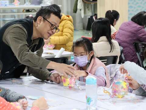 洪新富老師手把手帶領孩子們一起做「台北小Ｑ」(圖片來源：臺北市政府青年局)