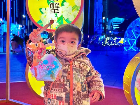 於元宵節當日，民眾只要提著任一款小燈籠，即可至台北燈節展區4個服務台，兌換限量湯圓，祝福大家新一年團圓美滿、好運連連。(圖片來源：臺北市政府觀光傳播局)