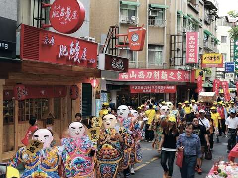 遠從屏東來的忠勇公遶境永康街，沿途吸引不少民眾駐足觀禮。