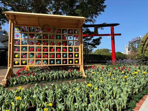 「情定礪波」展區以日式格子風車搭配鳥居讓您感受屬於日式的愛戀(圖片來源：臺北市政府工務局公園路燈工程管理處)