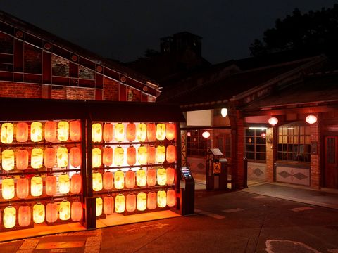 剝皮寮歷史街廣州街入口的「剝皮寮燈牆」，燈籠上繪製杜鵑花與海芋，溫暖柔和的燈光氛圍，是最佳告白浪漫場所。(圖片來源：臺北市政府觀光傳播局)