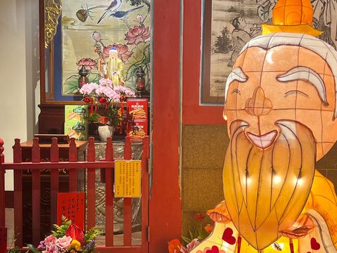 逛完剝皮寮燈牆後，可至鄰近的艋舺龍山寺，向月老誠心祈求好姻緣，為未來的愛情運勢加持。(圖片來源：臺北市政府觀光傳播局)