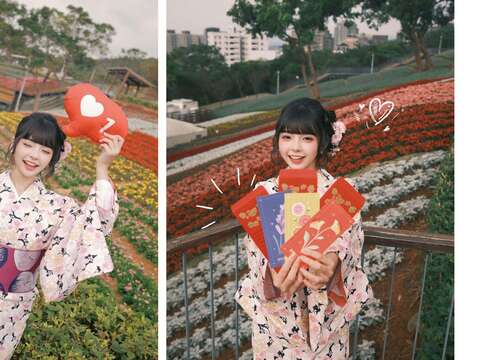 最美高中生KOL許悅身穿和服現身三層崎花海，和花展文宣品「守護愛心枕」、「浪花紅包袋」合影。(圖片來源：許悅)