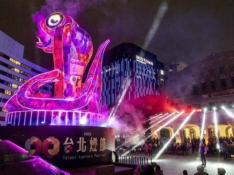 主燈「福蛇豆豆」設置於中山堂廣場，以其13公尺高的壯觀身影、燈光與音樂相輝映，帶來一場震撼的視聽饗宴。(圖片來源：臺北市政府觀光傳播局)