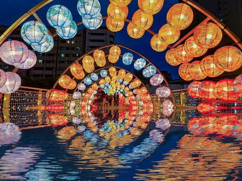福星國小學生與藝術家布雷克共同創作「跳躍新春」，晴天及雨天呈現不同美景，成為今年燈節必拍打卡點之一。(圖片來源：臺北市政府觀光傳播局)