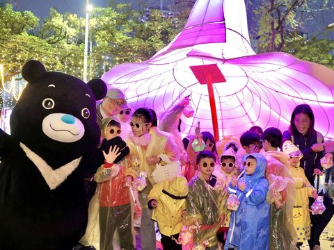 「提燈踩街慶元宵」活動，讓孩童們欣賞花燈、慶祝元宵節的同時，也體驗提燈踩街的傳統習俗。(圖片來源：臺北市政府觀光傳播局)