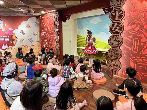 兜兜姊姊出任務(圖片來源：臺北市政府客家事務委員會)