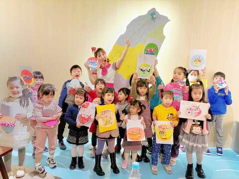 一起做湯圓卡片(圖片來源：臺北市政府客家事務委員會)