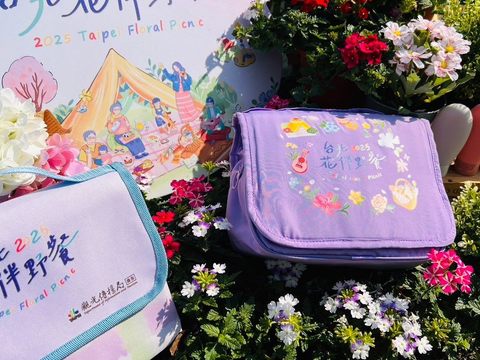 「2025台北花伴野餐」活動限定野餐墊及盥洗包。(圖片來源：臺北市政府觀光傳播局)