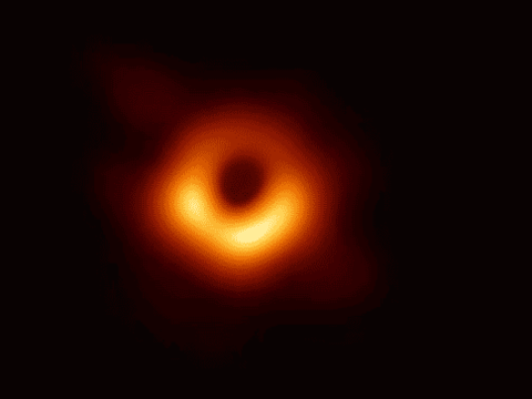 2019年所公布的第一幅黑洞影像，位於M87星系中心。(圖片來源：Event Horizon Telescope Collaboration)